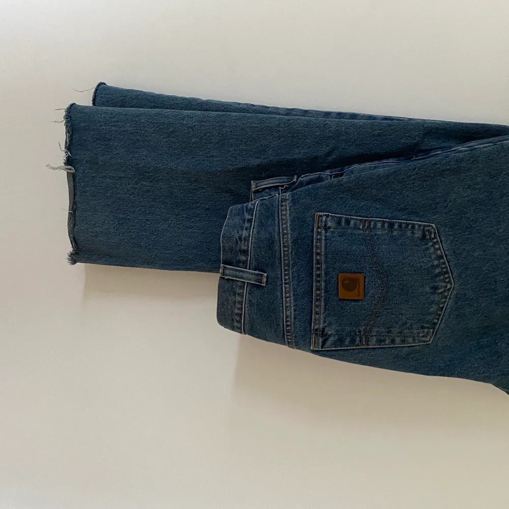 Klippta Carhartt Jeans, ingen storlekstag.              Jag är 184 cm.  bud från 250kr. Jeans & Byxor.