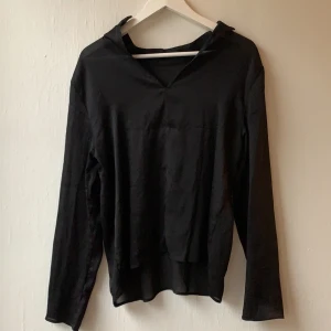 Svart blus - En svart blus från GinaTricot. Ordinarepris 89kr säljes för 20kr+ frakt. Storlek 36