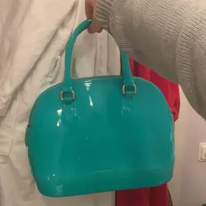 SÅ cool väska i turkos/grön. Oanvänd men har märken som man ser på bilden. ❤️
