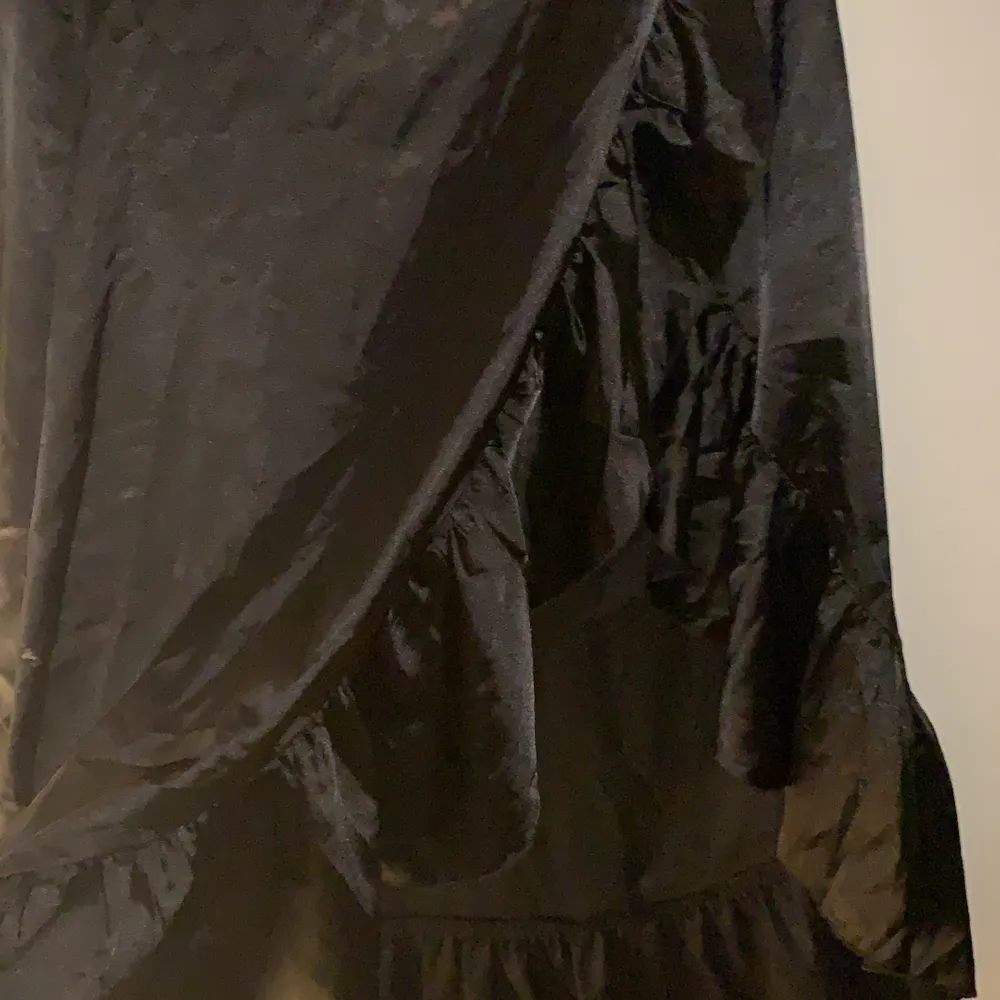 En omlott kjol från ginatricot. Knappt använd. Ordinarepris 299kr säljes för 45kr+ frakt. Storlek 36. Kjolar.
