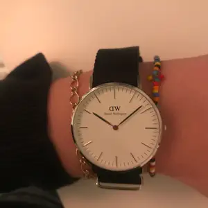 Säljer en skit snygg klocka i silver från  Daniel Wellington. Säljs pga att den inte kommer till användning. Har box och ett till armband i färgerna rosa och blått. Inga slitningar eller liknade, använt 3 gånger. 💞🌸nypris 1600kr 