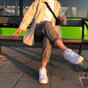 Beige Pull&Bear jeans jacka - Säljer min fina fina jeans jacka ifrån pull&bear väldigt sparsamt använd, nästan som helt ny då jag köpte ny jacka precis efter den. Köpt för 430kr och säljer för 200kr🕺🏻🧚🏻‍♀️