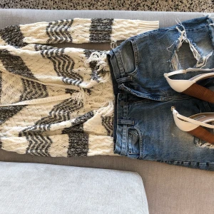 INC sommarkofta / festival outfit  - Stickad sommarkofta i vitt och grått, med fransar. Från INC International Concepts. Super outfit! Använd 2 gånger. OBS! Det är alltså bara koftan som är till salu 😊