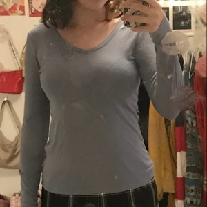 blå långärmad tröja - blå långärmad tröja. köpt second hand, men fortfarande i gott skick. says it is XS, but fits me who is M