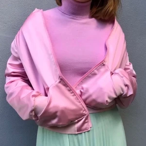 Rosa bomberjacka - Jättefin rosa bomberjacka sydd av min syster! Älskar verkligen den men använder den inte lika mycket längre :( Vadderat innertyg men den är inte varm, mer en vårjacka! 💕