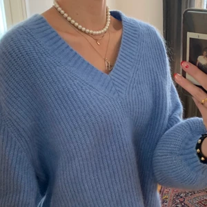 Blå stickad tröja i mohair  - Skitsnygg boxig och blå stickad tröja i mohair och ylle! Kliar inte och är varm! Väldigt fint skick då den knappt är använd! Strl XS men skulle säga att den passar XS-M