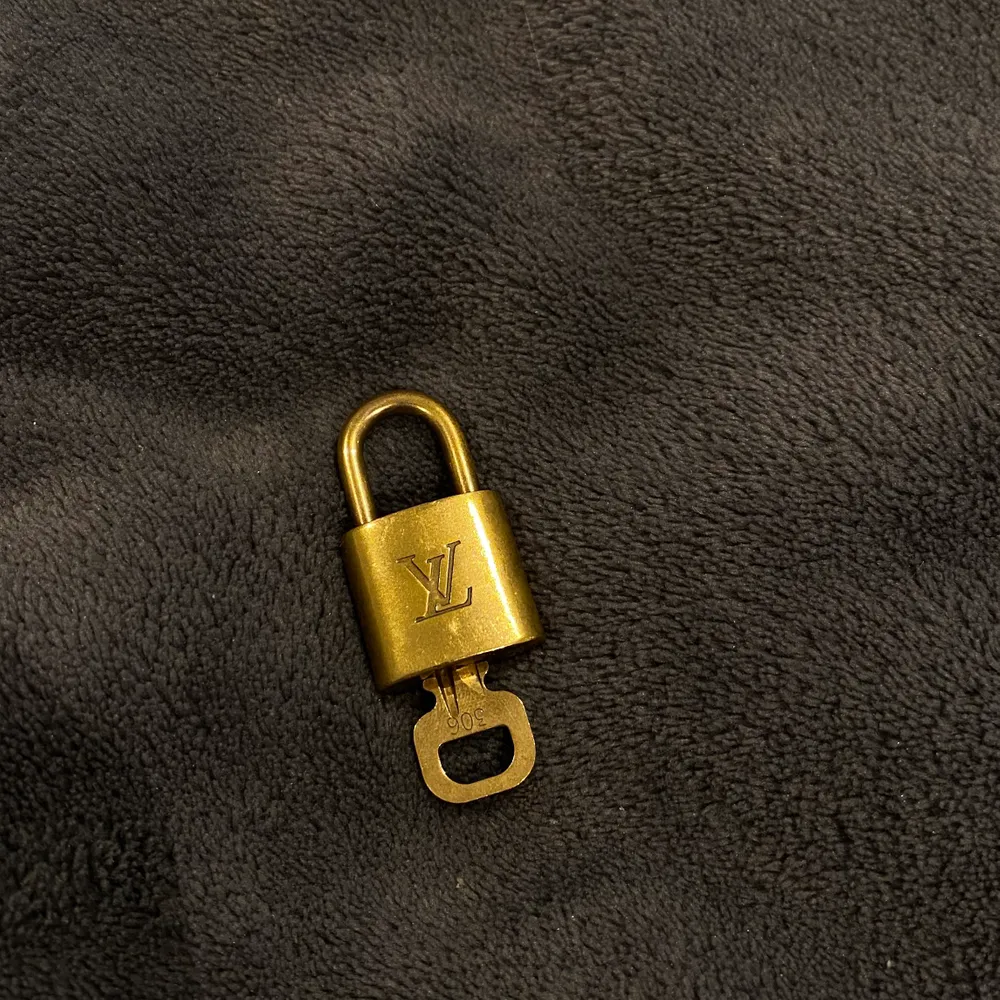 Louis Vuitton lås som inte kommer till användning🤎 köpt begagnat. Nummer 306 på både nyckel och lås. . Accessoarer.