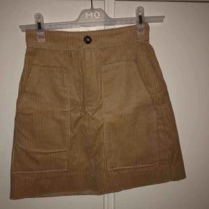  - Oanvänd kjol i Manchester tyg. Köparen står för frakten❣️