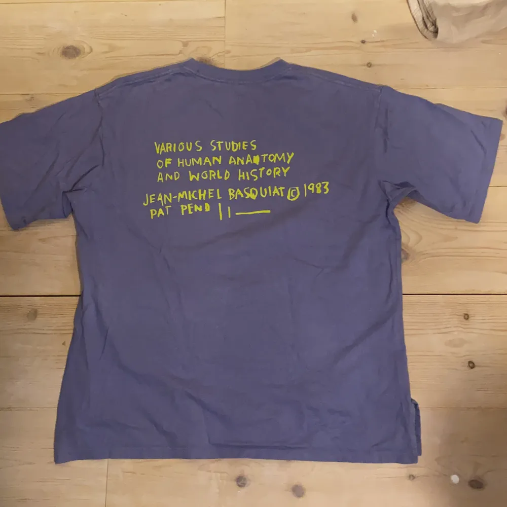 Jättecool lila t-shirt med grön text fram och bak.💜💚 Från Uniqlo. Super snygg, cool, jättebekväm och oversized. Material 100% bomull. Bra skick. Snygg att ha tex över jeans (se på bild 3). Eller bara den mm... Mysig men ändå snygg och passar till mycket. DM vid intresse/frågor/fler bilder.❣️ (Det kan du göra här under där det står ”kontakta”) Avhämtning på Södermalm eller frakt till självkostnadspris.:). T-shirts.