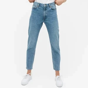 MONKI - Kimono strl. 32 - Ljusa jeans i modellen Kimono från Monki, storlek 32. Obs lånade bilder då jag inte får på mig byxorna. Frakt tillkommer. 