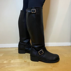 Svarta Skinnstövlar storlek 39 Urban Project  - Väl omhändertagna skinnstövlar från Urban Project, storlek 39. Nypris: 2200kr. Jättefint skick och väldigt eleganta skor som passar till vår, höst och vinter. Säljes pga att de inte kommer till användning. Pris kan diskuteras. 