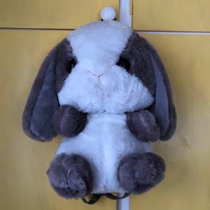 En gullig ryggsäck i form av en kanin. Väskan har justerbara axelband och två fack, ett stort i huvudet och ett litet på ryggen. Den är mjuk och i god kvalite :) 