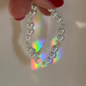 Pärlarmband - Fint litet pärlarmband med större pärlor. Går att göra även med mindre pärlor och i olika färger. Priset är inklusive frakt🌸💞