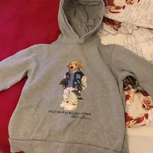 Polo bear hoodie jag säljer den för att jag vill hitta min nya stil och därför sälja det som jag inte kommer ha på mig :) org pris 600-700 kommer inte ihåg. Priset är 150 men ni kan buda 🥰ha en fortsatt trevlig dag