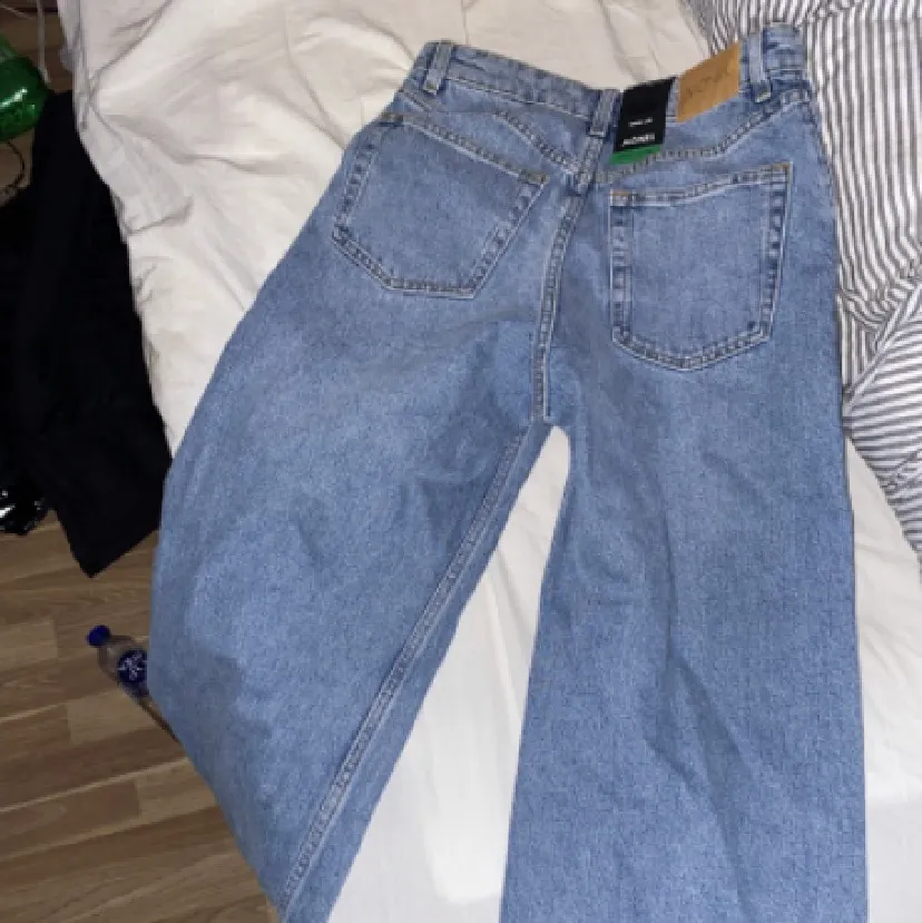 Säljer monkis populära Yoko jeans då ja råkade köp en storlek för stora! Använda ca 3 ggr, tvättade 1 gång. Skriv i dm om för bilder. Köparen betalar för frakt!. Jeans & Byxor.