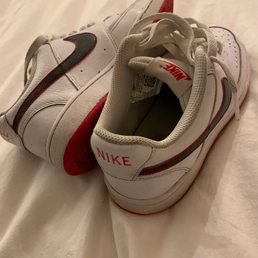 Nike skor, court vision. Strl 37,5. Använda men i fint skick✨ svarta och röda detaljer🔥. Skor.
