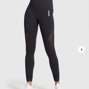 Gymshark tights🖤 - Säljer de här gymshark tightsen från energy seamless collection, de är i storlek XS och nypriset är 599kr. Knappt använda, vill ha 299kr + frakt för dem🖤 (OBS har även matchade sport BH till salu) 