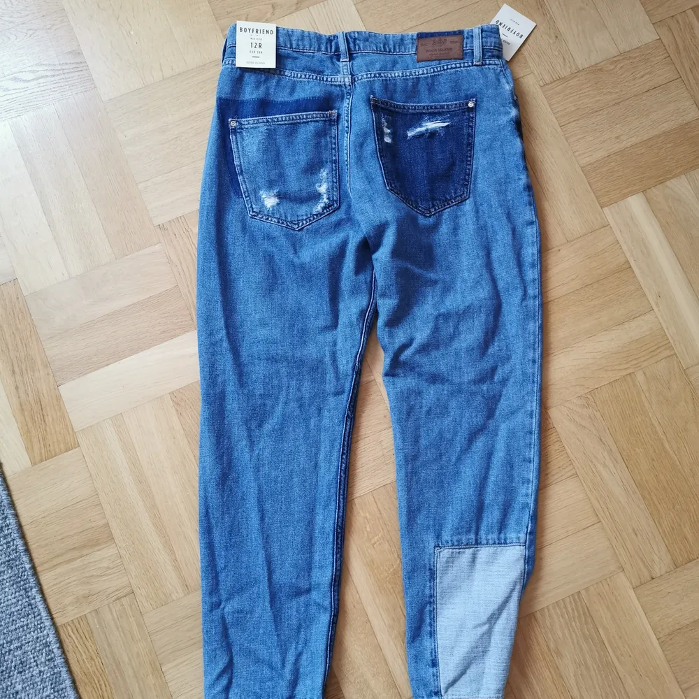 Oanvända jeans från River Island, lös passform boyfriend Strl. 12. Mid rise. Prislappen kvar. Jeans & Byxor.