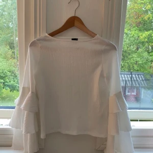 Tröja med volangärmar 🤍🤍 - Supersöt tröja med volangärmar👼🏼👼🏼 endast använd en gång! 