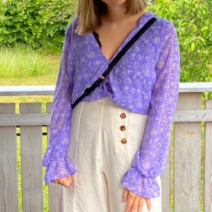 Blus från BIKBOK - Säljer denna supersöta blus från BikBok i storlek M, men passar en S också. Den är i mycket bra skick. Tveka inte på att kontakta mig om fler bilder önskas eller vid eventuella frågor! 🤍