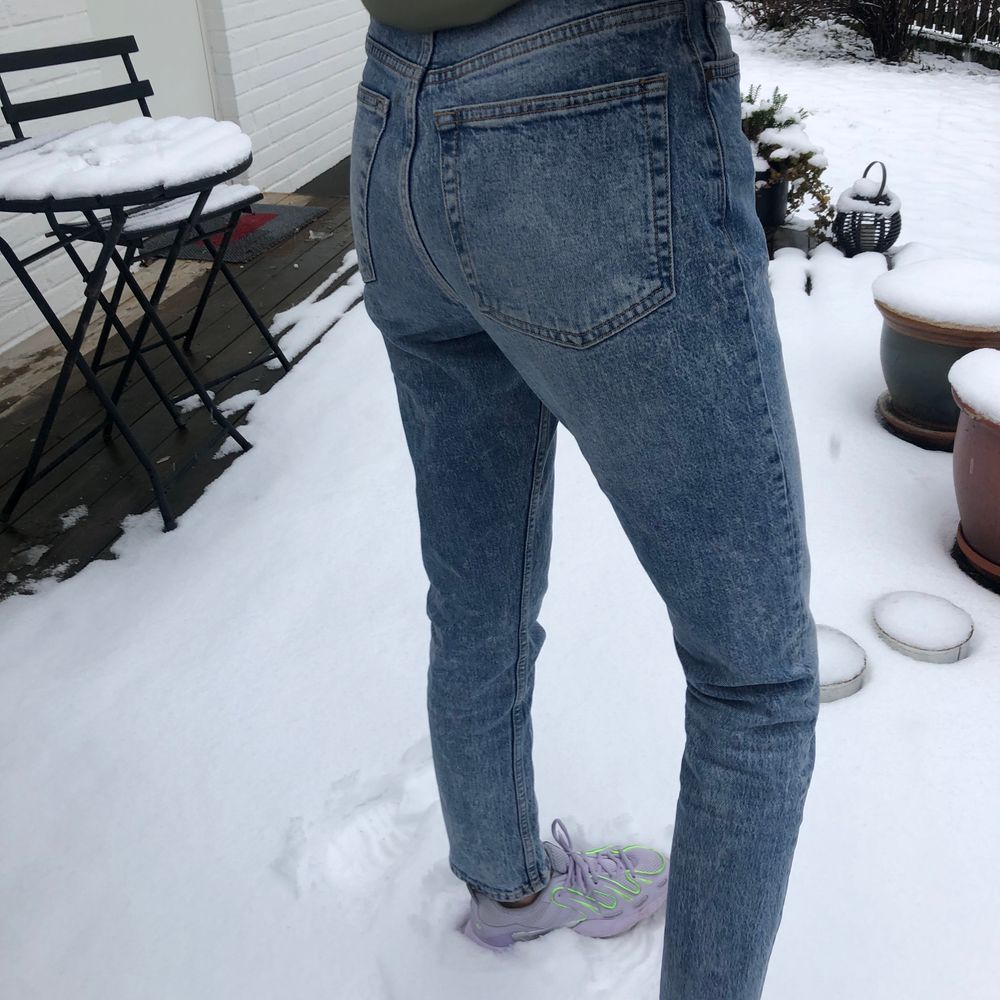 Jeans från bikbok i storlek S. De har en snygg ljusblå färg och liknar mom jeans i formen. Jag är ca 173 cm lång och bär storlek 34 i jeans. Endast använd några gånger innan så skicket är bra! Frakten betalas av köparen! (: skriv om ni vill ha fler bilder. Jeans & Byxor.