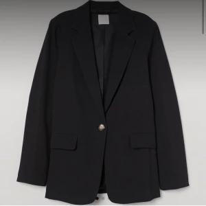 Blazer - Blazer från H&M, storlek 34. Använd två gånger. Frakt tillkommer på 66kr och skickas som spårbart paket (66kr). Tar swish!☺️