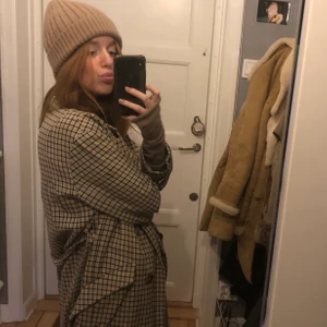 Rutig beige kappa - Jättefin tidlös kappa i beiged rutigt mönster storlek 36. H&M quality inköpt för 1000kr.💘