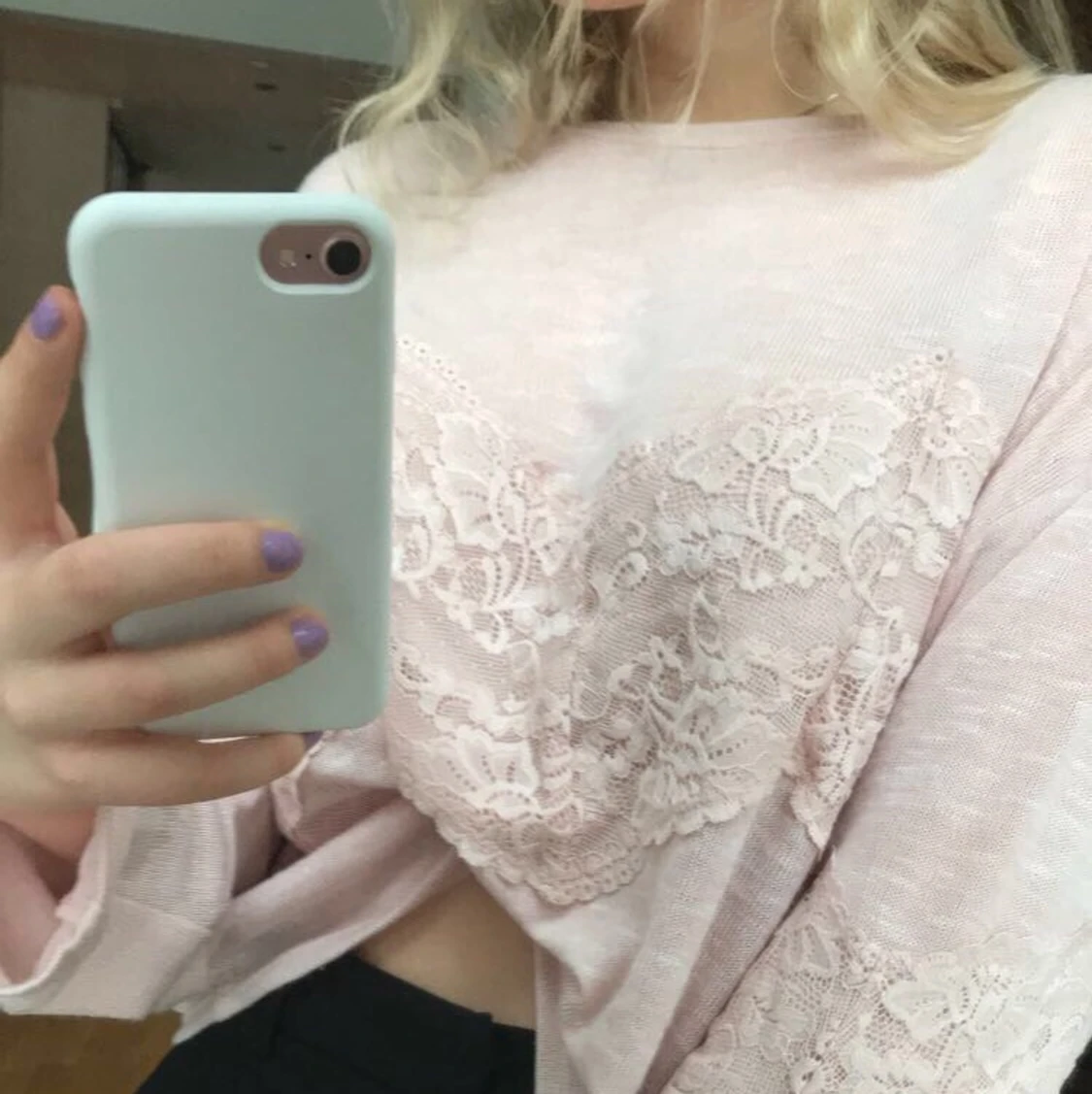 Rosa tröja med brodering