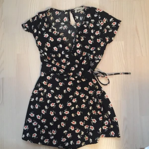 klänning - superfin klänning (som har som shorts inuti)!! har verkligen älskat denna men nu är den lite liten ☹️☹️ strl S och köpt på pull&bear ❤️ hör av er vid frågor