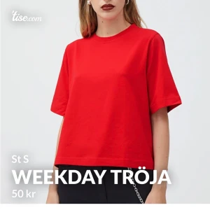 Weekday tröja - Röd t shirt, super skön kvalite! Köptes för ett tag sen men superbra skick! Frakt 22kr