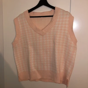 Rosa vöst - Fin rosa väst i storlek M. Tyvärr är den lite för stor för mig så har endast använt den ett fåtal gånger❤️
