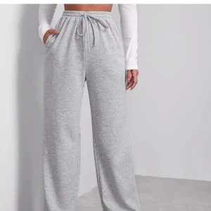 Mjukisbyxor - Säljer dessa mjukisbyxor från shein dessa är en aning förlånga för mig som är 160cm💘Helt oanvända