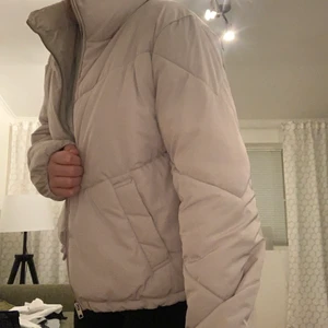 Vintage Jacka ljusrosa/beige - Snygg ljusrosa/beige jacka som säljs pga används för sällan. Storlek S (Jag har vanligtvis S/M i jackor). Om man vill ha en mer ”större/puffigare” eller lite mer ”rakare” känsla som på bilderna ovan, kan man dra åt eller lossa banden i jackan. Knappt aldrig använd, i bra skick och säljs för 70kr + 63kr frakt.💜💜