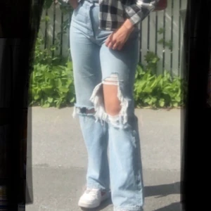 Supersnygga straight leg jeans - Säljer mina supersnygga straightare jeans från mango! Dessa passar värkligen till allt!💕 Säljer då jag har alldeles för mycket jeans. De är i storlek 40 men skulle säga att de passar 38/40 och är alltså lite små i storleken då jag normalt har 38. Köparen står för frakt💕 (de har en liten slitning högst upp på höger ben vilket gör hålet större som är lagat men inget som märks, kontakta mig för mer bilder)