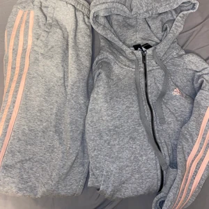 Adidas mjukisdress - Säljer detta fina setet från adidas. Ordinarie pris ligger på 1300kr men säljer för 300kr🥰  Byxorna är M men är små i strl  så räknas som S. Koftan är XS/S 
