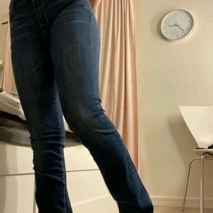 tvär cola lågmidjade jeans! - Säkjer nu dessa riktigt cola lågmidjade och lite utsvängda jeansen. Jeansen har inga fläckar eller difekter! Säljer de endast för att de inte används av mig:( Det är bara att skriva privat om ni vill ha flera bilder eller om ni är intresserad❤️