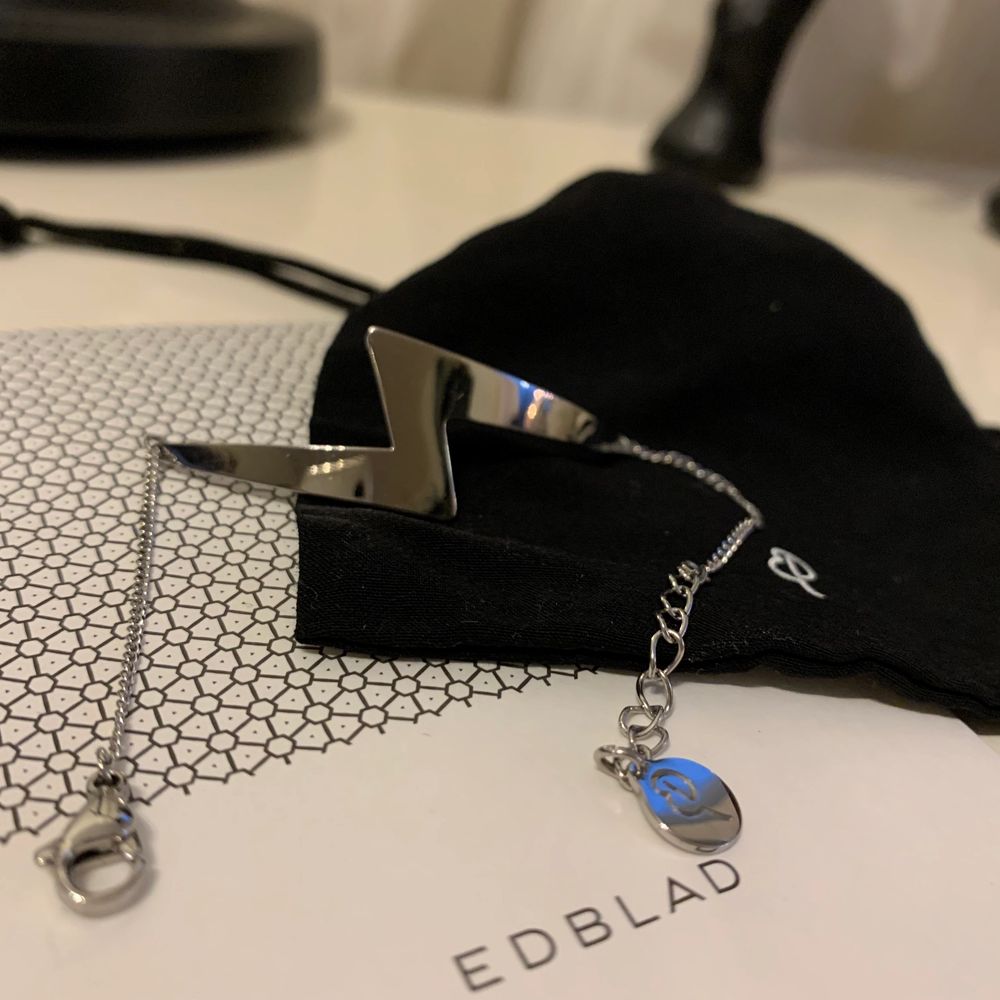 Superfint silverarmband från Edblad i rostfritt stål! En supercool blixt med kedja ⚡️⚡️ Älskar detta men använder det tyvärr inte. Använd cirka 3-4 gånger och är i jättebra skick! Priset kan diskuteras ❤️ Gratis frakt!! 💕💞. Accessoarer.