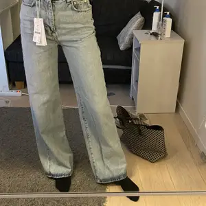 Jättesnygga breda jeans från Gina! De är aldrig använda och har prislappen kvar, därav i nyskick/inga defekter. Säljer för att jag inte använder de. Jag är 173❣️ Köparen står för frakt.