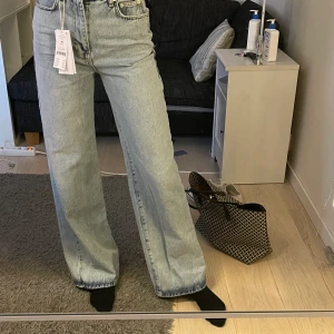 Breda jeans - Jättesnygga breda jeans från Gina! De är aldrig använda och har prislappen kvar, därav i nyskick/inga defekter. Säljer för att jag inte använder de. Jag är 173❣️ Köparen står för frakt.