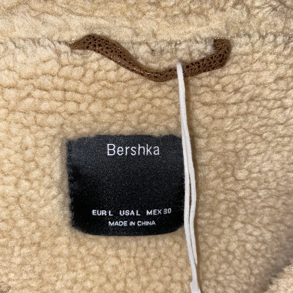 Bershka  jacka i storlek XL från zalando och passar i en oversized passform. Har använt den ett par gånger och är i ett helt nytt skick. Är väldigt tjock och varm.  Ordinarie pris 899kr. Frakten är 50kr. Jackor.