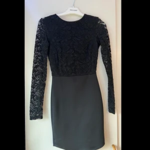 Svart spetsklänning, öppen rygg. - Väldigt fin svart spetsklänning med öppen rygg. Klänningen är från Nelly eller bubbelroom. Köpt som nyårsklänning 2 år sen. Säljare pga används inte. Str S men passar även XS. Skicka ett meddelande för fler bilder. Kan även frakta men då står köparen för frakten. Pris kan diskuteras.