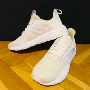 Adidas trainers 38 2/3   - Vita litle trace runnets (tripple white ) Storlek 38 , 2/3 ( jag har 38a mot 39) och dom passar. Tyvärr kommer de inte till användning hos mig. Så dom vill ha ett nytt hem  Använda ca 10 ggr  Hela och fräscha