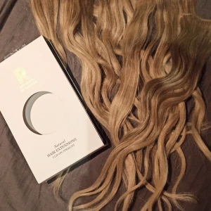Äkta löshår (Rapunzel of Sweden) blond 8.0 - Äkta löshår (Rapunzel of Sweden) 4 stycken (50g) färg: blond 8.0 - kolla Rapunzel websidan för referens "Ombre" effekt kan tas bort med shampoo för att ha en ren blond färg
