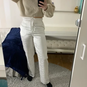 Vita vida satinbyxor från NAKD - Superfina vita satinbyxor från NAKD i storlek 34✨🤍 Endast använd fyra gånger och säljer pga fel storlek för mig. Köparen står för frakten eller så kan jag mötas i Gävle🥰💌  Pris 80kr exklusive frakt
