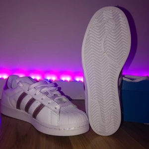 Adidas originals  - Aldrig andvändt dom, provade dom och ville inte ha dom, skit sköna men inte min stil <3 köpte för 999kr  för ungefär 3 månader sen. Hope to hear from y’all Bc a bitch is desperate for cash #gethebag ✌🏼🥳