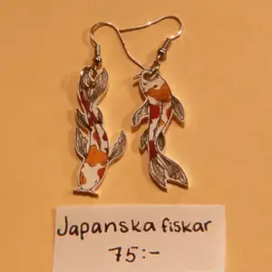 Handgjorda örhängen. Motiv - glittriga japanska fiskar (glittret synat tyvärr inte på bilden). 