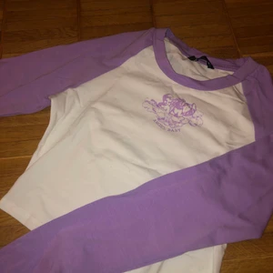 Crop top (helt ny) - Säljer denna supersnygga och populära ”angel-tröjan”. Den är helt oanvänd och säljs eftersom den var för liten för mig (råkade beställa i XS, när jag vanligtvis har S, fast den funkar att ha ändå eftersom den är töjbar och croppad). 