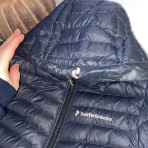 PEAK performance jacka - Fin dunjacka av märket peak performance. Skön som vår/höst jacka funkar även till vinter så en allvädersjacka typ. Tål vatten. Stl 160 men passar XS jag som 172 kan ha den fortfarande. Inga märkbara fel endast att mitt namn står inuti, går att stryka dock. 