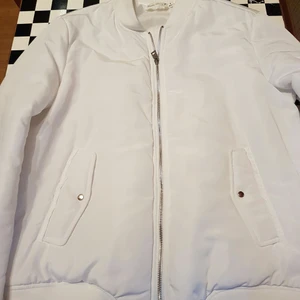 BOMBAJACKA  ( S) - En fin jacka som ny ..FÄRG VIT.