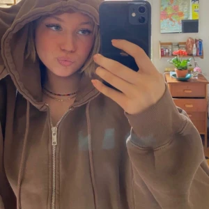 supertrendig brun hoodie från brandy melville‼️ - Säljer nu min fina oversize Christy Hoodie som jag köpt från deras hemsida i somras för ca 460kr med frakten. Det är en one size fits all och den sitter oversized på mig som är en small <3 